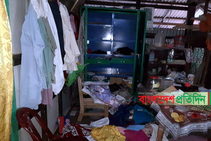কলাপাড়ায় গভীর রাতে ডাকাতি, স্বর্ণালংকার লুট
