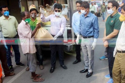 টাঙ্গাইলে কর্মহীন দিনমজুরদের মাঝে খাদ্য বিতরণ