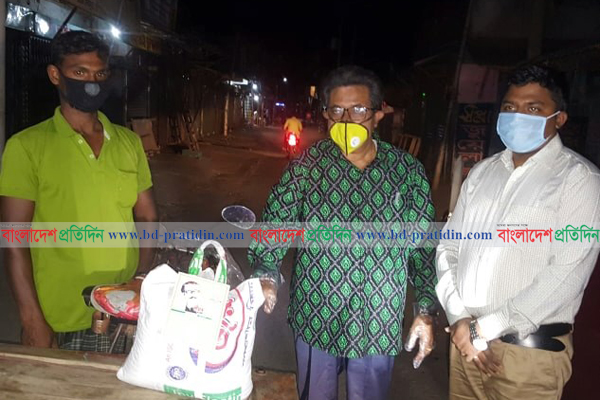খাদ্য সামগ্রী নিয়ে রাতের আঁধারে বাড়ি বাড়ি এমপি জগলুল