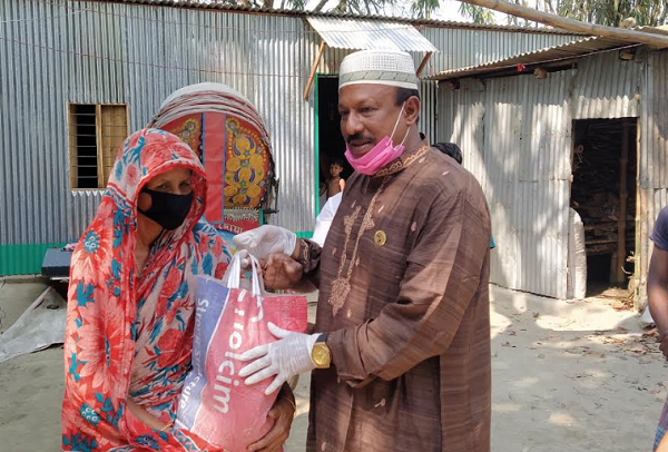 মানিকগঞ্জে অসহায়দের মাঝে নিত্যপ্রয়োজনীয় দ্রব্য বিতরণ