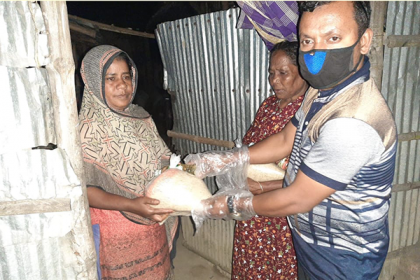 নাটোরে শতাধিক পরিবারের মাঝে খাদ্যসামগ্রী বিতরণ