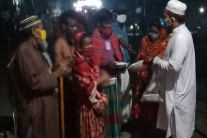 নারায়ণগঞ্জে ছিন্নমূল মানুষের মাঝে খাবার বিতরণ