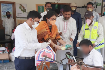 করোনায় কর্মহীনদের মাঝে খাদ্যসামগ্রী বিতরণ