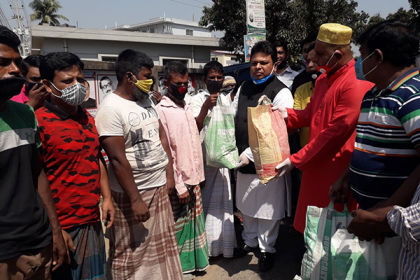 কালিয়াকৈরে দিনমজুরদের মাঝে খাদ্য সামগ্রী বিতরণ
