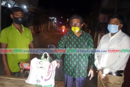 খাদ্য সামগ্রী নিয়ে রাতের আঁধারে বাড়ি বাড়ি এমপি জগলুল
