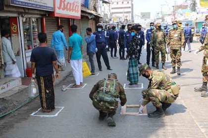 নোয়াখালীতে সেনাবাহিনী ও পুলিশের বিভিন্ন জনসচেতনতামূলক কার্যক্রম    