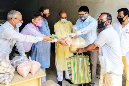 বোয়ালমারীতে নিম্ন আয়ের মানুষের মাঝে খাদ্যসামগ্রী বিতরণ