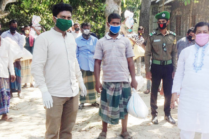 ফরিদপুরে প্রধানমন্ত্রীর তহবিলের ত্রাণ বিতরণ