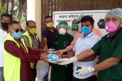 
কলাপাড়ায় চিকিৎসক ও গণমাধ্যম কর্মীদের মাঝে মাস্ক বিতরণ