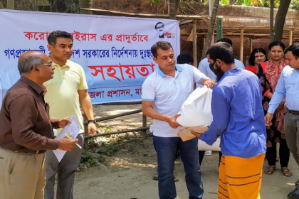 মানিকগঞ্জে দুস্থদের মাঝে খাদ্য সহায়তা প্রদান শুরু 