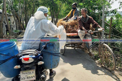 বাইকে করে খাদ্য-সামগ্রী নিয়ে অসহায় মানুষদের মাঝে বিতরণ