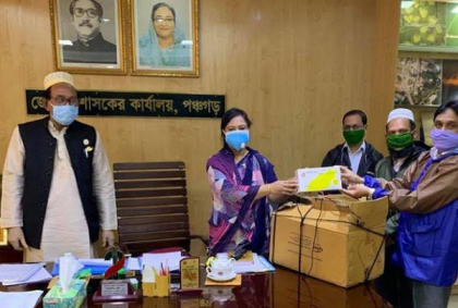 করোনা মোকাবিলায় ২ দিনের বেতনের টাকা দিলেন পঞ্চগড় জেলা প্রশাসনের কর্মকর্তারা