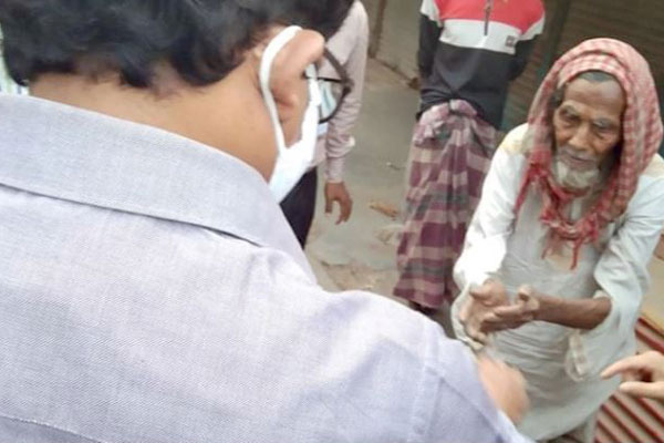 হাতজোড় করে ক্ষমা চাইতেই বৃদ্ধকে বুকে টেনে নিলেন ডিসি