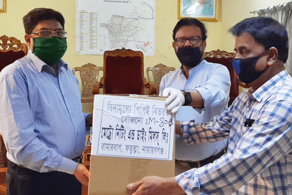করোনা মোকাবেলায় মুগদা জেনারেল হাসপাতালে ৭০০ পিপিই হস্তান্তর