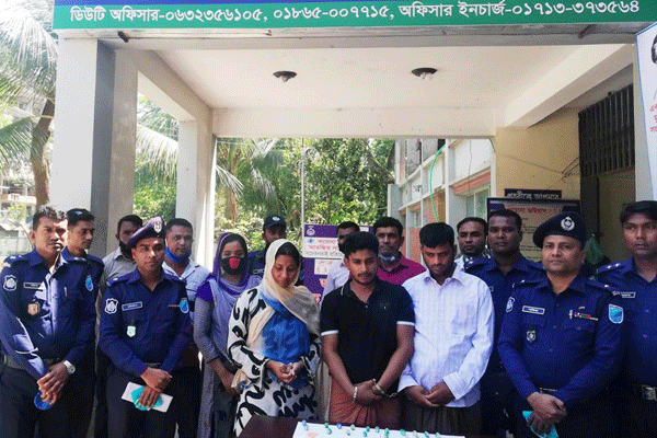 ফরিদপুরে কথিত স্বামী-স্ত্রীর পেট থেকে বের করা হল ইয়াবা

