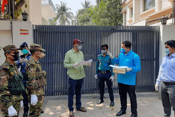 চট্টগ্রামে হোম কোয়ারেন্টাইন মনিটরিংয়ে বাড়িতে বাড়িতে জেলা প্রশাসক   

