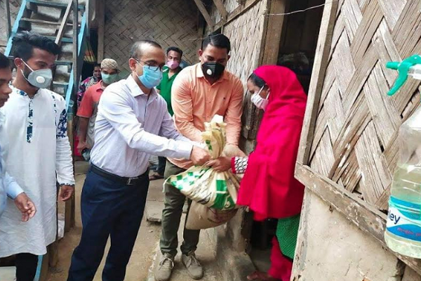পাহাড়ে ঘরে অবস্থানরত সুবিধাবঞ্চিতদের দেওয়া হচ্ছে সহায়তা 