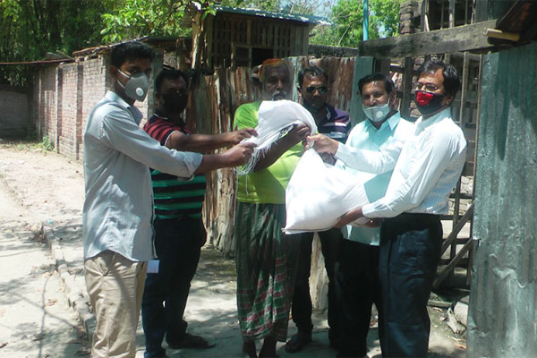 চুয়াডাঙ্গায় দরিদ্রদের মাঝে ত্রাণ বিতরণ
