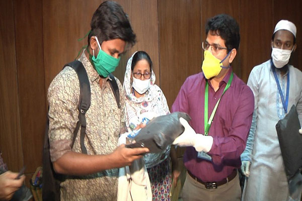 বরিশাল শেবাচিমে চিকিৎসক ও নার্সদের মাঝে পিপিই সরবরাহ