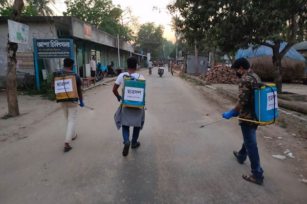 বড়াইগ্রামে ছাত্রদলের জীবাণুমুক্তকরণ কার্যক্রম
