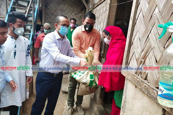 পাহাড়ে সুবিধাবঞ্চিতদের দেওয়া হচ্ছে ত্রাণ সহায়তা 