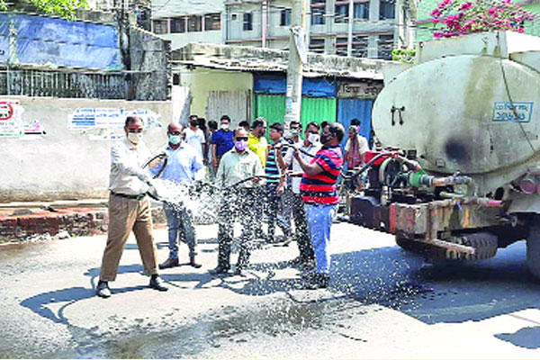 কর্মহীনদের পাশে সাবেক ও বর্তমান মেয়র