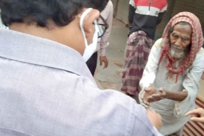 হাতজোড় করে ক্ষমা চাইতেই বৃদ্ধকে বুকে টেনে নিলেন ডিসি