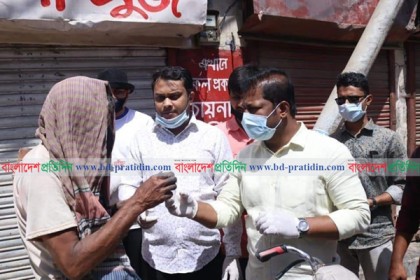 করোনা প্রতিরোধে রাবি ছাত্রলীগের সুরক্ষাসামগ্রী বিতরণ