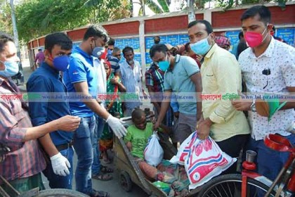 ছাত্রদলের উদ্যোগে দুঃস্থদের মাঝে খাবার বিতরণ