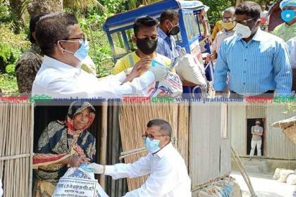 খাদ্য সামগ্রী নিয়ে বাড়ি বাড়ি এনামুল হক শামীম 