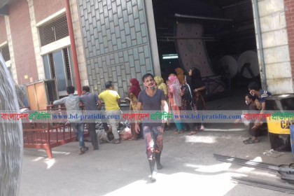 সরকারি নির্দেশ অমান্য করে হাজারো শ্রমিকের গাদাগাদিতে চলছে কাজ