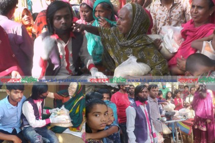 করোনা সংকটে ৫০০ পরিবারের পাশে দাঁড়ালেন হিরো আলম