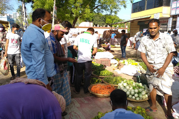 চাঁপাইনবাবগঞ্জে অনেকেই মানছে না 'সামাজিক দূরত্ব'
