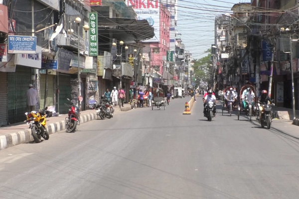 বরিশালে রাস্তায় মানুষজন বেড়েছে 
