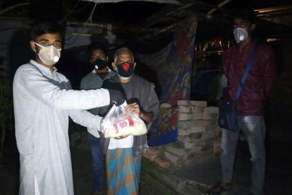 রাতের আঁধারে দ্বারে দ্বারে পৌঁছে যাচ্ছে খাদ্যসামগ্রী