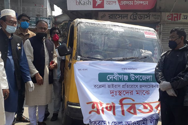 পঞ্চগড়ে আওয়ামী লীগের ত্রাণসামগ্রী বিতরণ