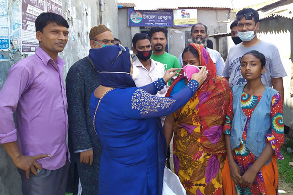 তাড়াশে জেলা পরিষদের উদ্যোগে
মাস্ক ও সাবান বিতরণ
