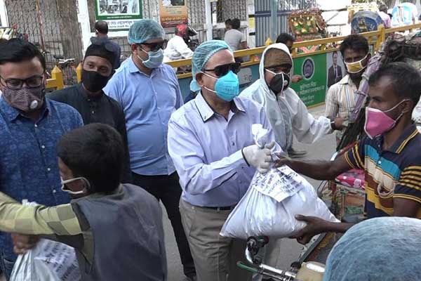ময়মনসিংহে হিজড়াসহ হতদরিদ্রের মাঝে খাদ্য সামগ্রী বিতরণ