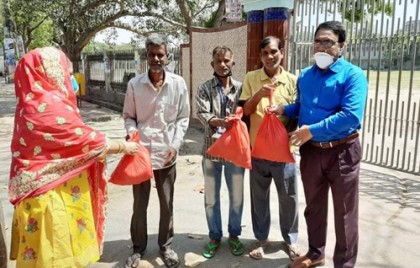 চাঁপাইনবাবগঞ্জে ব্যক্তি উদ্যোগে হতদরিদ্রদের খাদ্য সহায়তা প্রদান