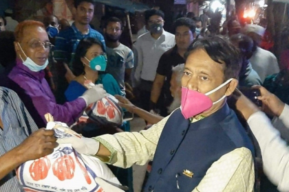 করোনায় কর্মহীনদের মাঝে খাদ্যসামগ্রী বিতরণ