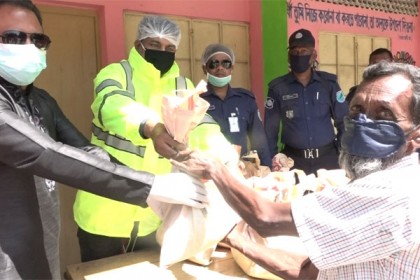 টাঙ্গাইলে ব্যক্তি উদ্যোগে কর্মহীন মানুষের মাঝে খাদ্য সামগ্রী বিতরণ