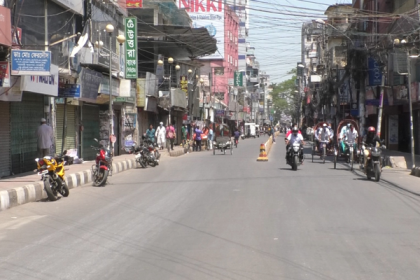 বরিশালে রাস্তায় মানুষজন বেড়েছে 