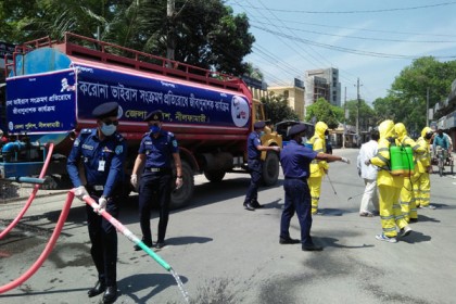 নীলফামারীতে সড়ক জীবাণুমুক্তকরণে পুলিশের উদ্যোগ