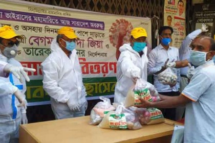 দুস্থদের মাঝে খাদ্যদ্রব্য বিতরণ স্বেচ্ছাসেবক দলের