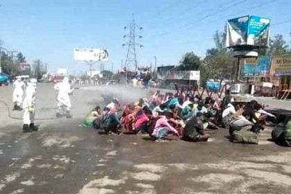 অভিবাসী শ্রমিকদের উপরে জীবাণুনাশক স্প্রে, সমালোচনা প্রিয়াঙ্কা গান্ধীর