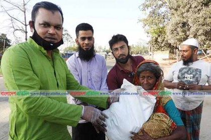 নন্দীগ্রামে কর্মহীনদের বাড়ি বাড়ি গেল খাদ্যসামগ্রী