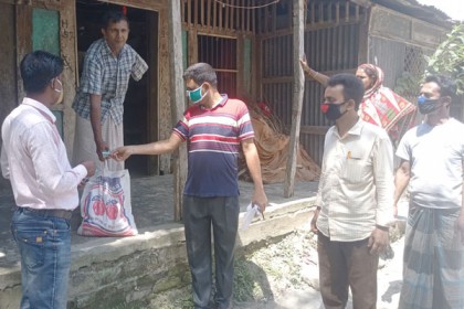 কিশোরগঞ্জের অষ্টগ্রামে শতাধিক পরিবারের মাঝে
খাদ্যসামগ্রী বিতরণ