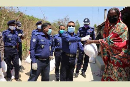 চট্টগ্রামে খাদ্য সামগ্রী পেলেন দিনমজুর-নিম্ন আয়ের মানুষ