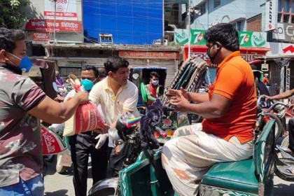 রাজশাহীতে আওয়ামী লীগের
উদ্যোগে চাল বিতরণ
