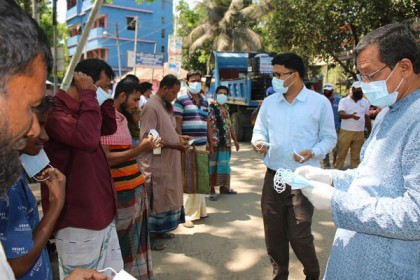 বোয়ালমারীর রাস্তাঘাটে ছিটানো হচ্ছে জীবাণুনাশক ওষুধ
